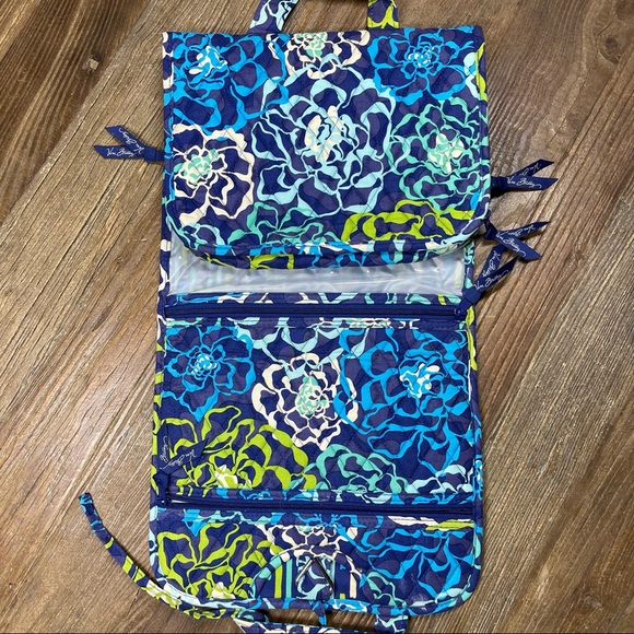 Vera Bradley Travel Toiletries Kit Organizer Blue Floral Roll-Up - Picture 2 of 6